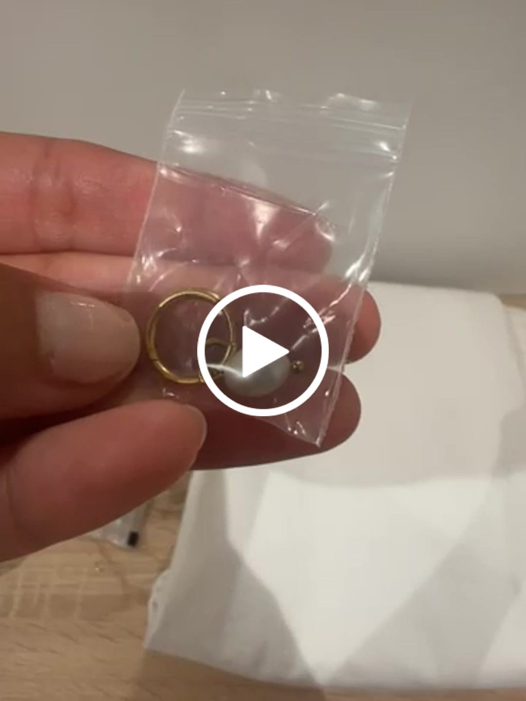 Customer video review of Pendientes Aros Perla Asimétrica