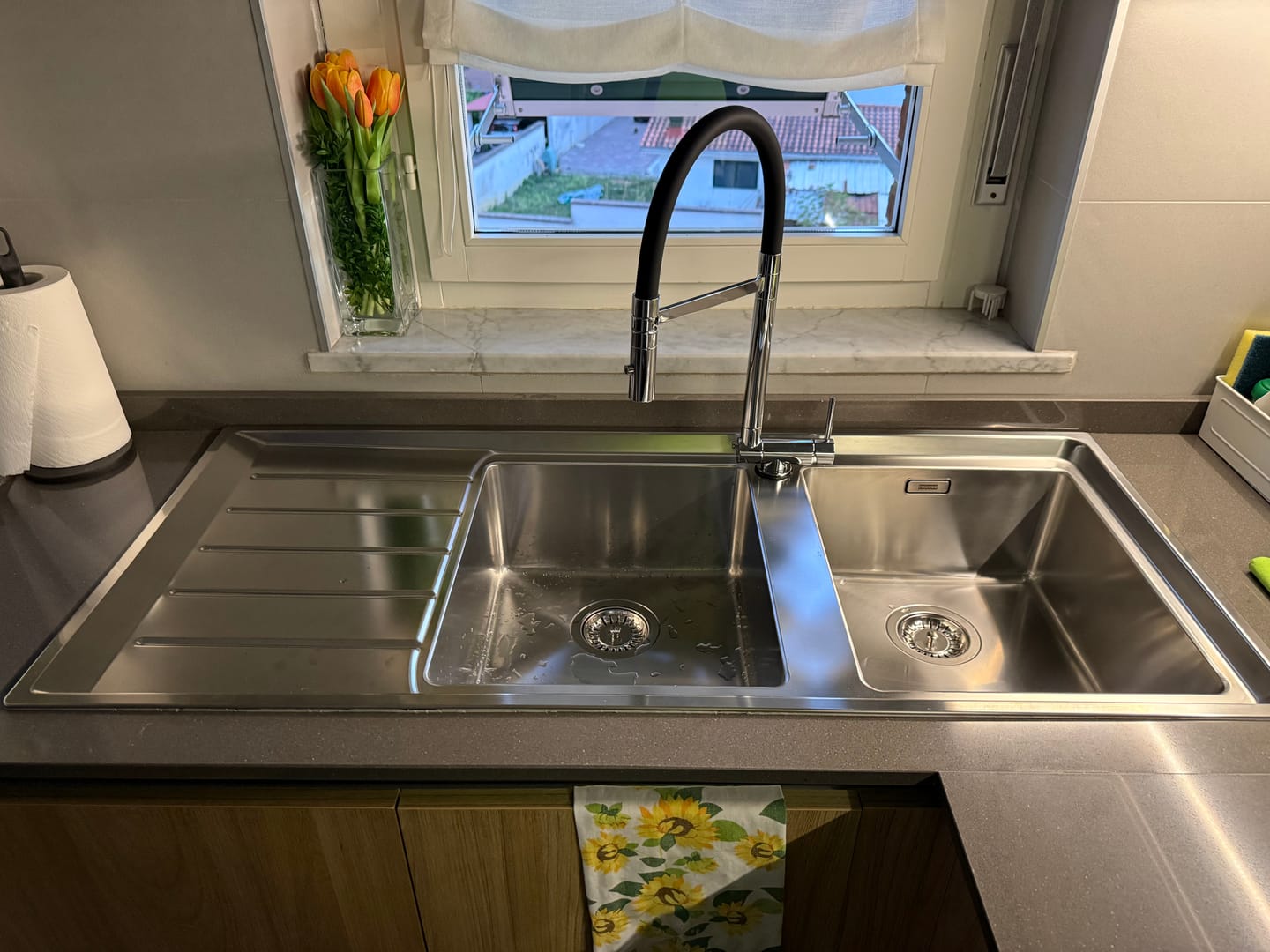 Customer photo review of Under Window Kitchen Tap, folding spout to reach 4,5 cm, with 360° swivel spout and 2-jets removable Spray, Chrome / Black