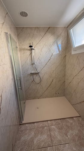 Customer photo review of Panneau Mural PVC Effet Marbre Beige – Imperméable Salle De Bain et Douche