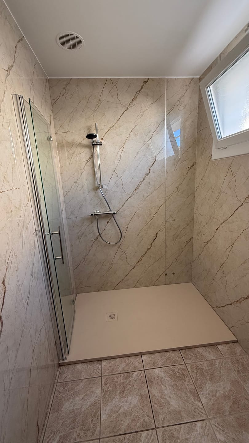 Customer photo review of Panneau Mural PVC Effet Marbre Beige – Imperméable Salle De Bain et Douche