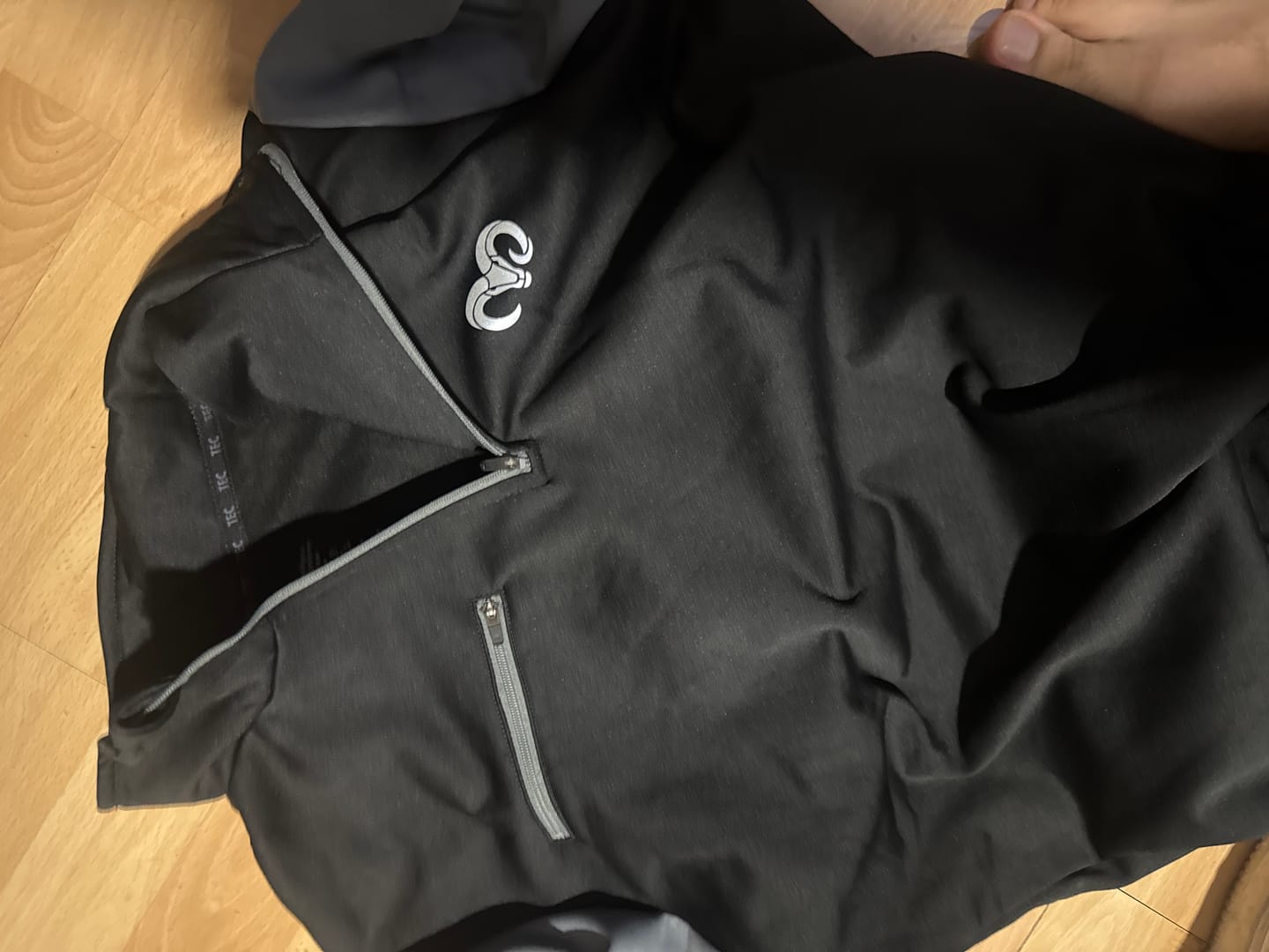 Customer photo review of Sudadera Deportiva BORREGOS con Bolsillo y Medio Zipper Negro, Hombre