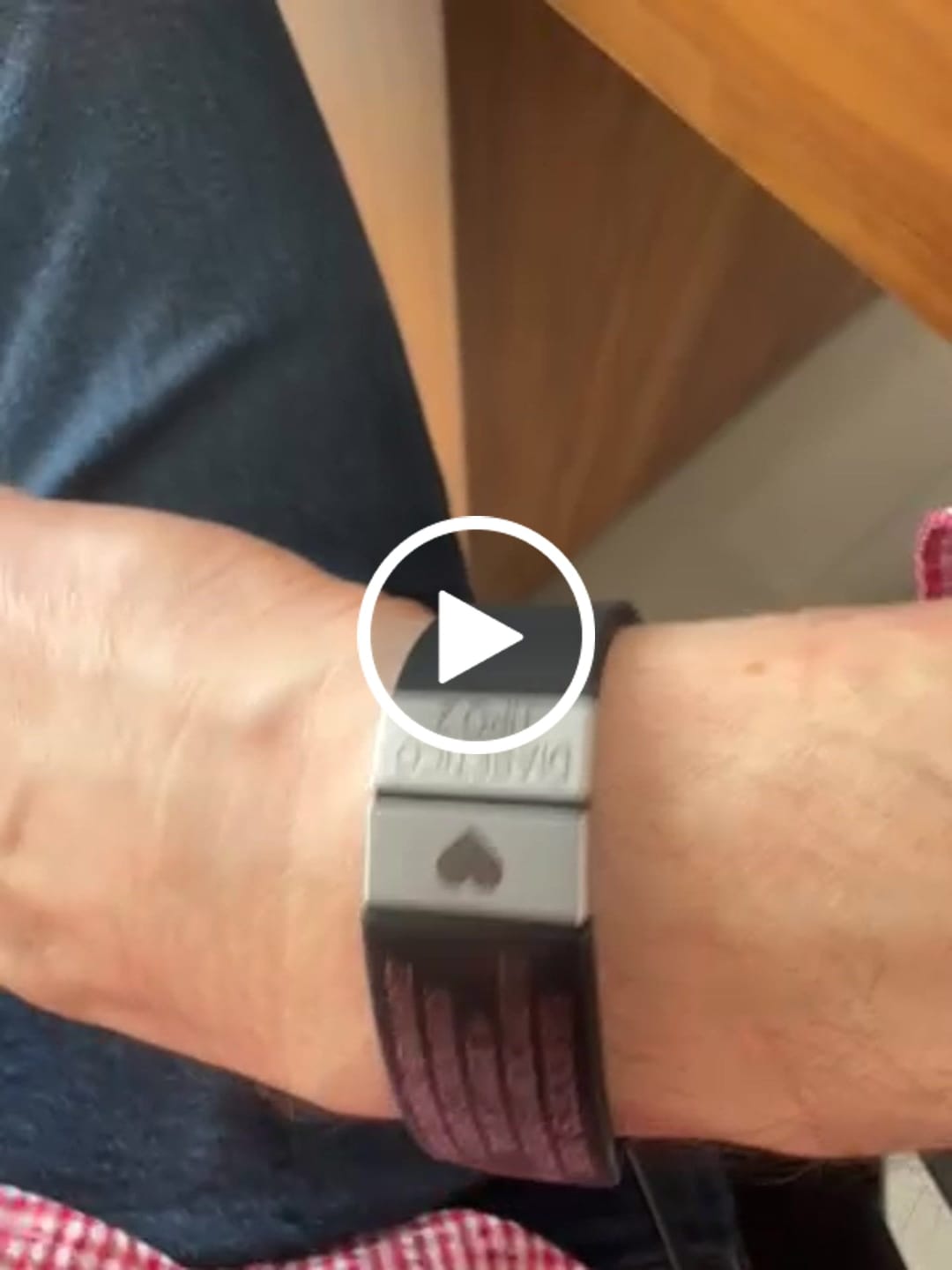 Customer video review of Emblemas Para AxoID