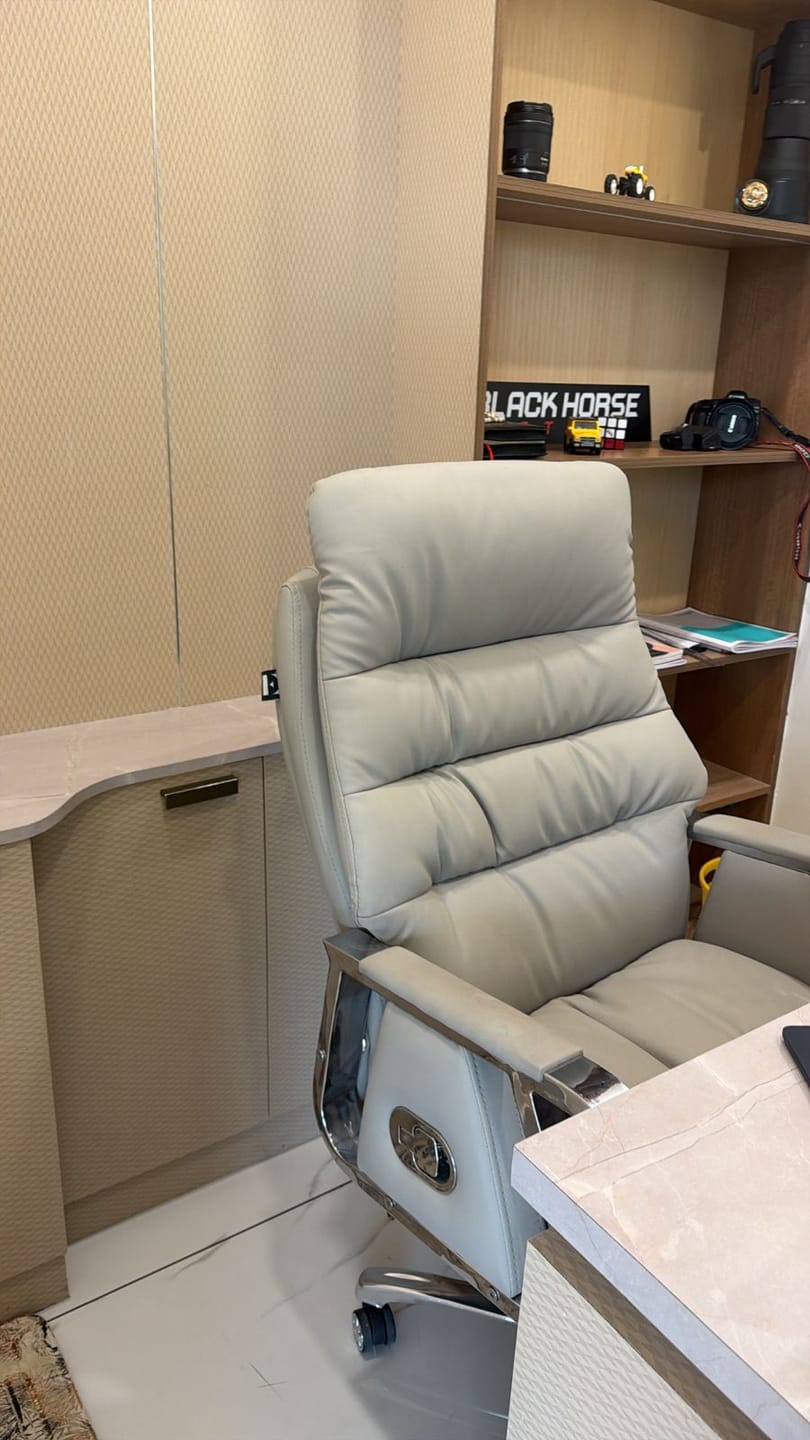 Customer photo review of Ettorez Fortuna High-Back Executive Leatherette Boss Chair