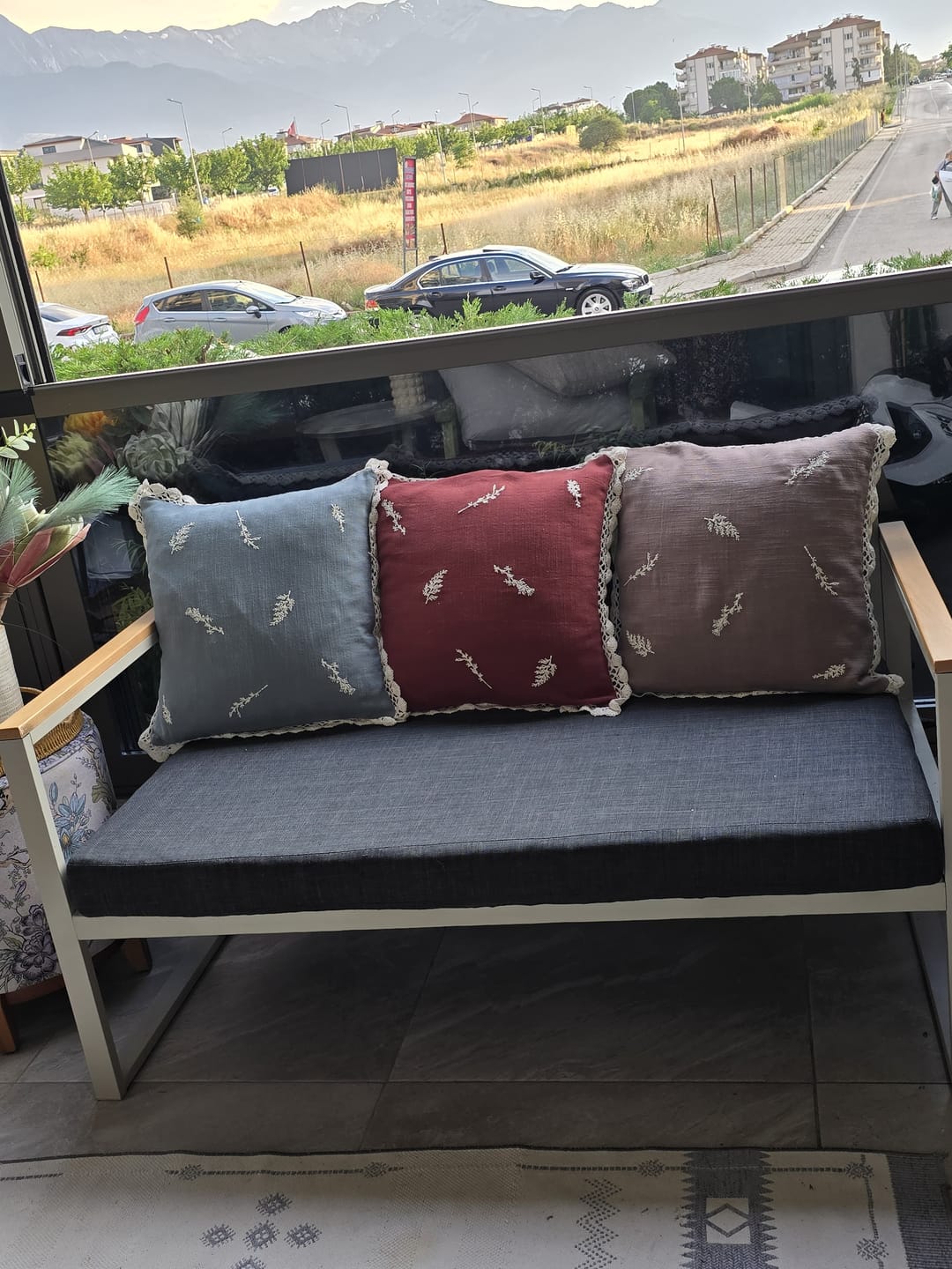 Customer photo review of Freya Nakış Detaylı Dekoratif Kırlent Kılıfı 45x45