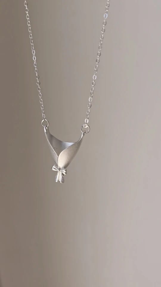 Customer photo review of Elyndra™ – Collana Bouquet Elegante
