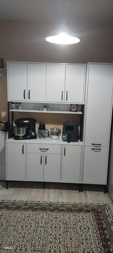 Müşterinin mutfağında kurulu, orta rafında mutfak aletleri bulunan beyaz Rani JE134 Çok Amaçlı Dolap.