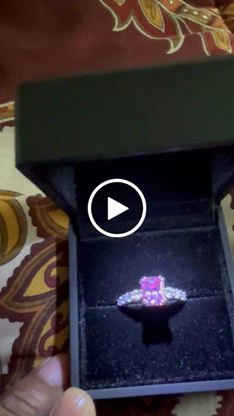 Customer video review of Luxury Velvet LED Jewelry Giftbox