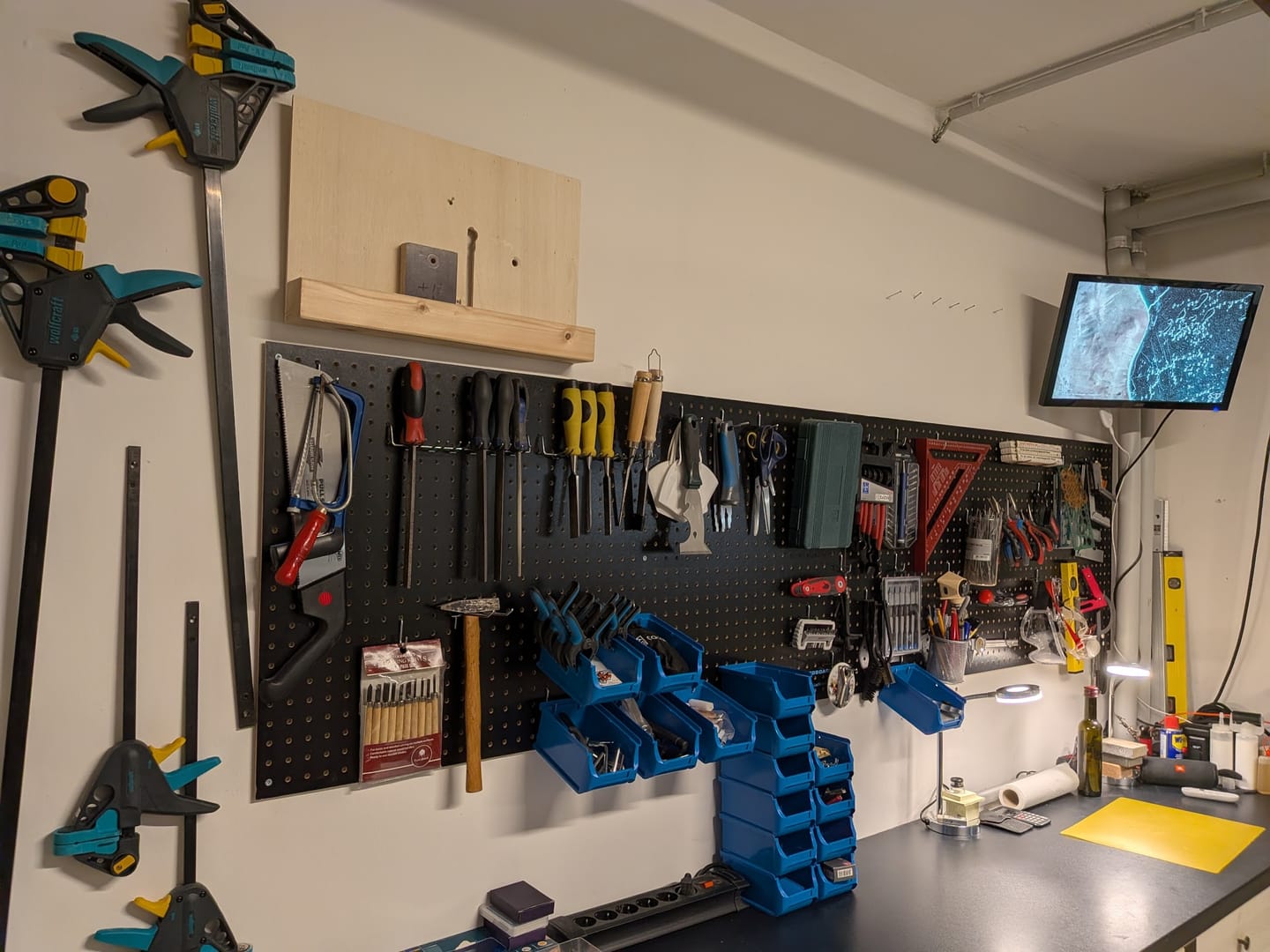 Customer photo review of Werkzeugwand-Set - schwarz - Lochwand aus Holz (MDF) + 67-teiliges Hakenset
