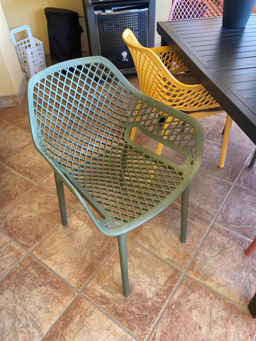 Customer photo review of Poltrona Traforata in Polipropilene Verde Opaco 56x60x82cm