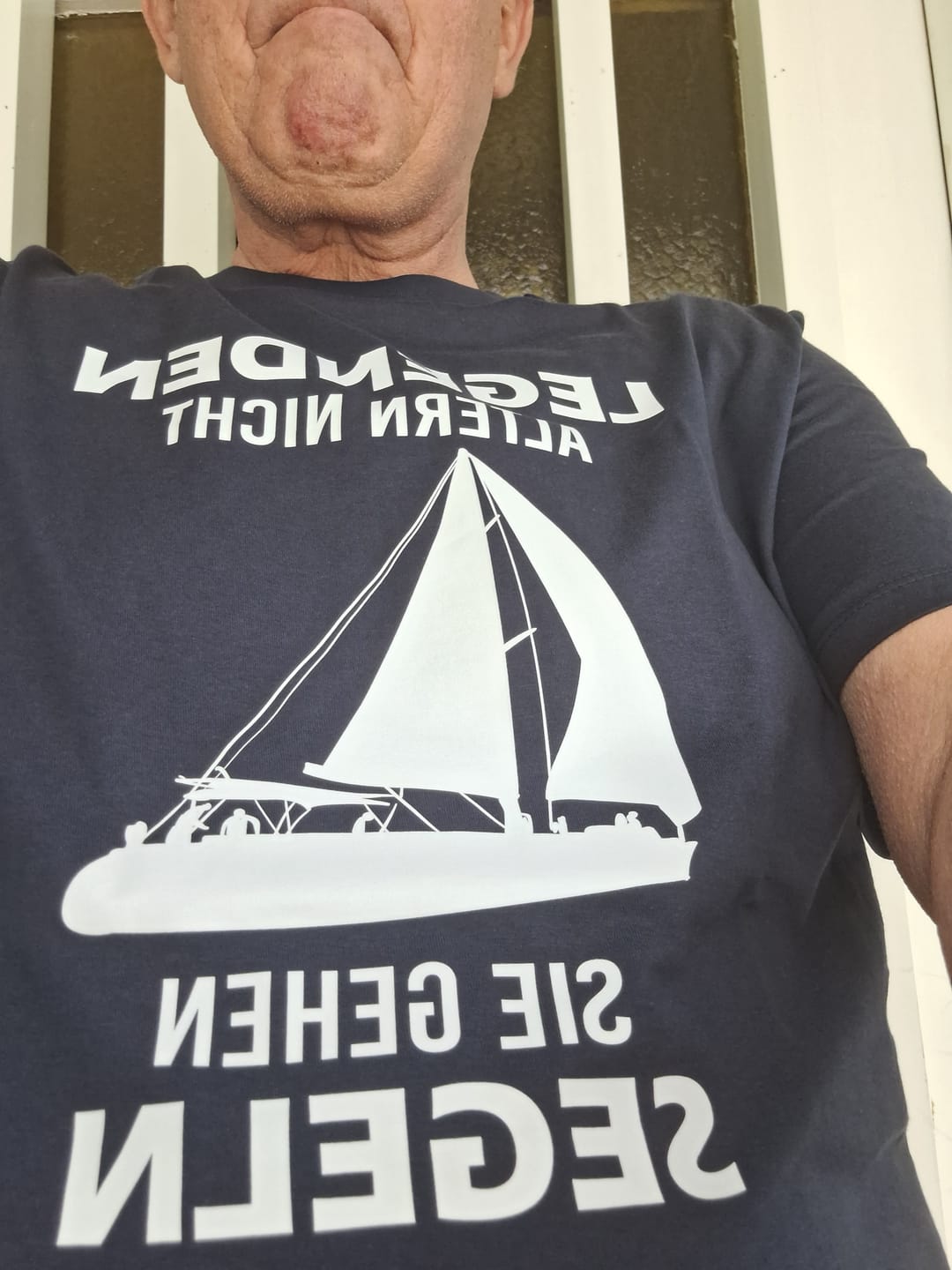 Customer photo review of LEGENDEN ALTERN NICHT SIE GEHEN SEGELN - Herren Bio-Baumwolle T-Shirt