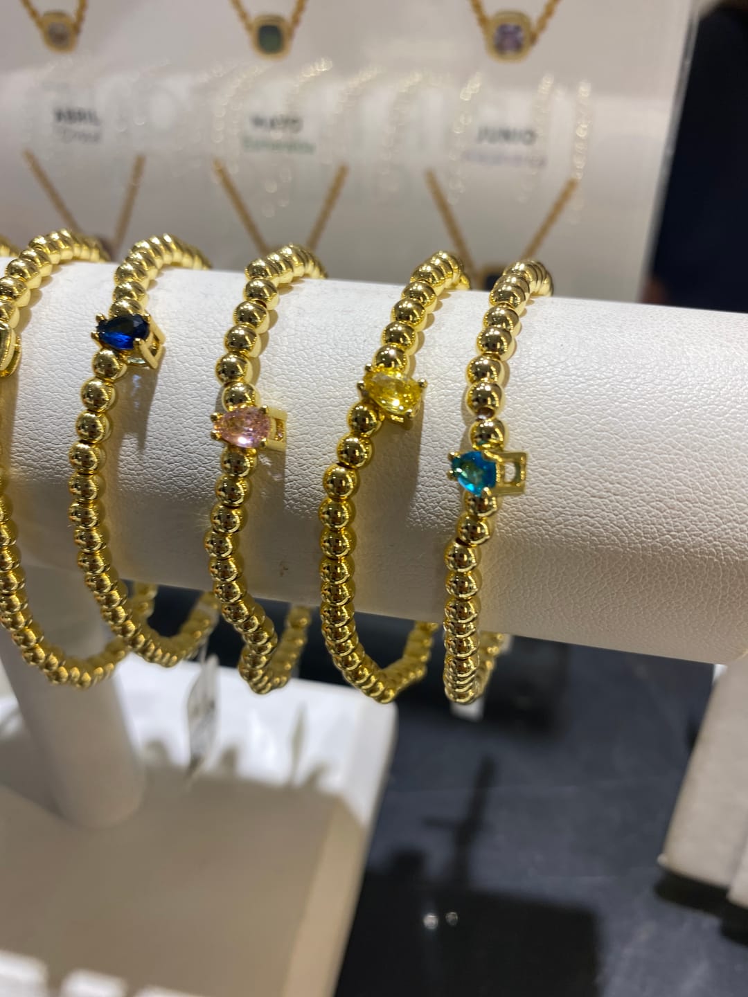 Customer photo review of Pulsera Dorada Bolitas Birthstone Cuadrado