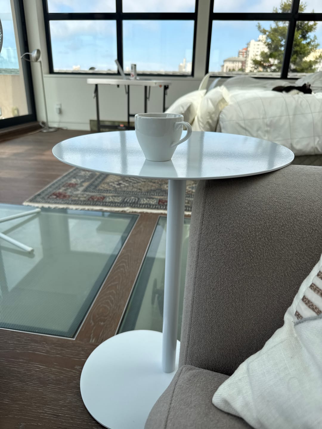 Customer photo review of Homebaa Colorful Round Metal C-Shaped Scandinavian Side Table