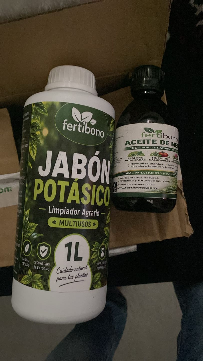 Customer photo review of Fertibono JaboNeem - Jabón Potásico y Aceite de Neem - 1 + 250Ml - Limpieza y Cuidado Natural para Plantas y Jardín - 100% Ecológico y Biodegradable