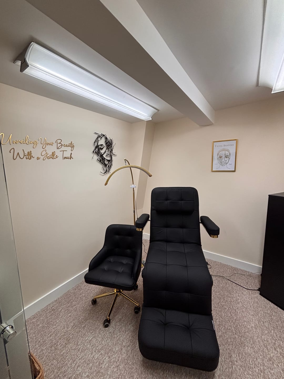 Customer photo review of Manufakturo Saphir version B Electric Salon Bed with Dual Controls Black