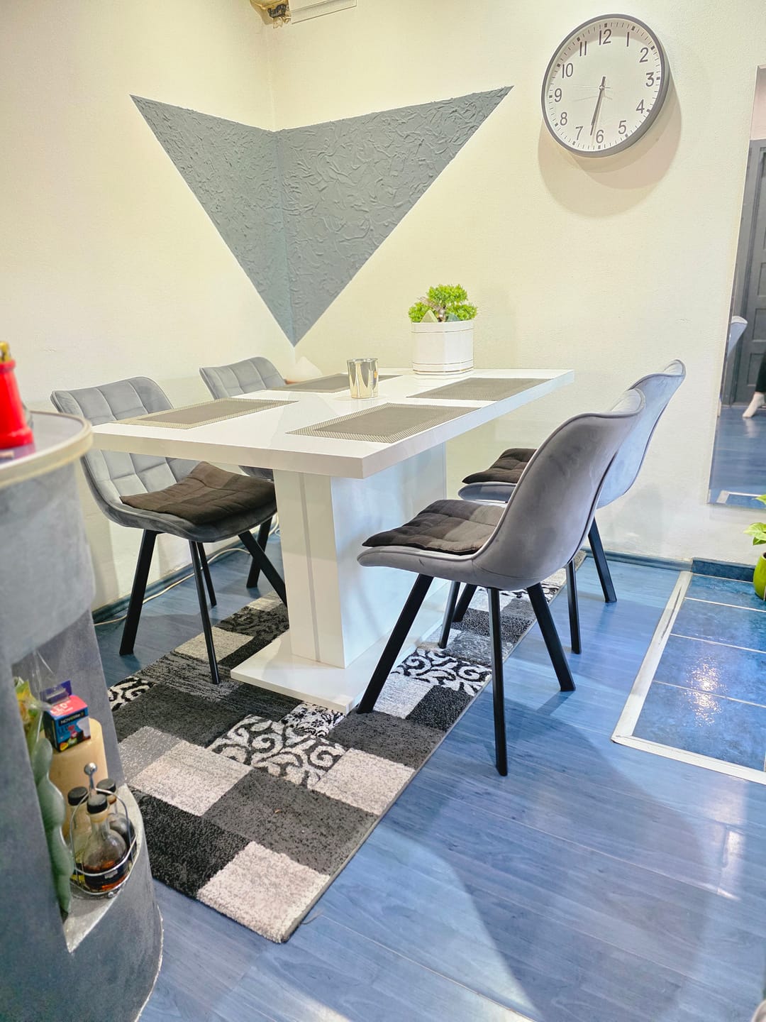 Customer photo review of Scaun tapitat modern K332, gri/negru, stofa catifelata/metal, 46X61X84 CM