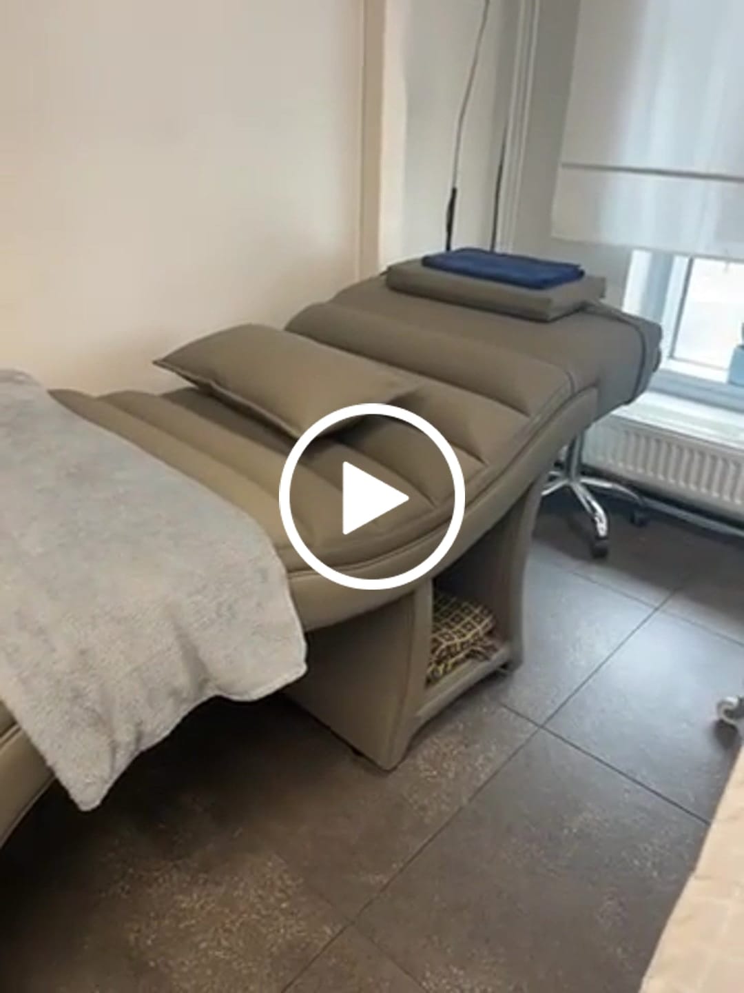 Customer video review of Manufakturo Luxe Eyelash Bed – Contoured Spa Couch with Towel Storage Cocoa Mocha