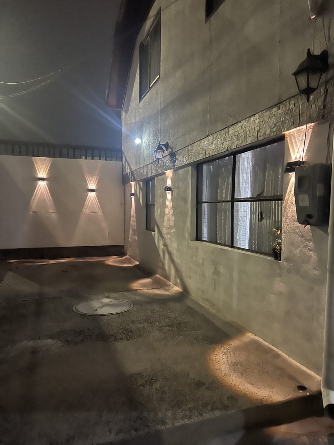 Customer photo review of Apliqué Bidireccional Moderno Solar - Luz Cálida / IP65