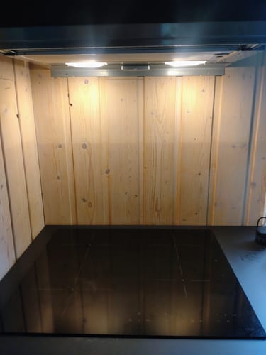 Anmelderens kjøkkenvegg med lyst trepanel før montering av Milano Terrazzo-flisene.