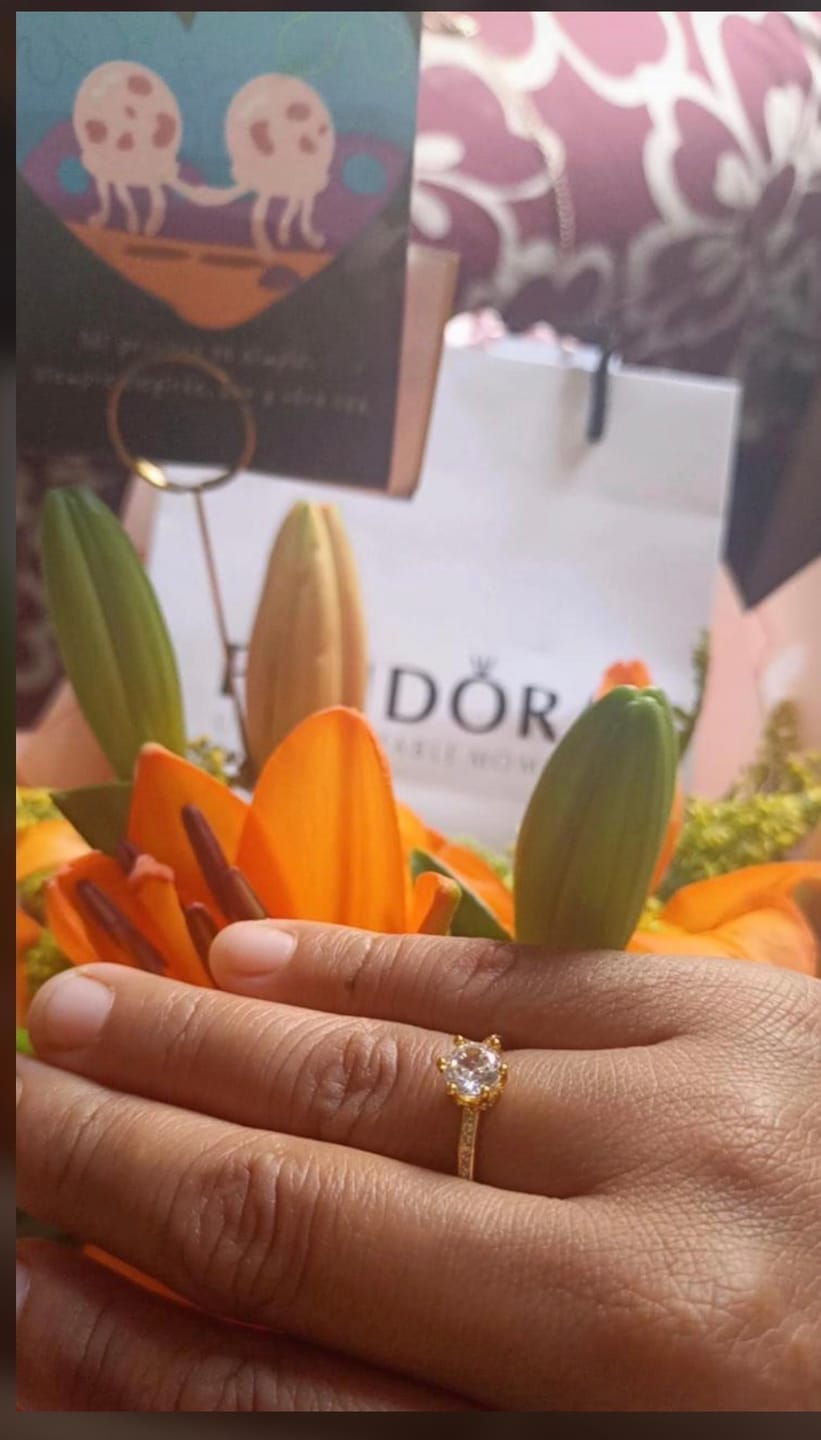Customer photo review of ANILLO COMPROMISO PANDORA DORADO CORONA TRANSPARENTE + KIT DE REGALO