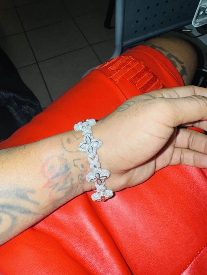 Customer photo review of 15MM 19MM S925 Silver Colored VVS Moissanite 4-Leaf Clover Infinity Link Bracelet