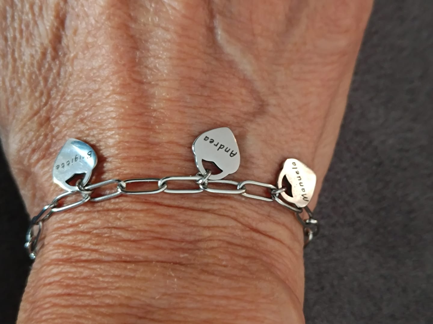 Customer photo review of Armband mit personalisierten Herzanhängern