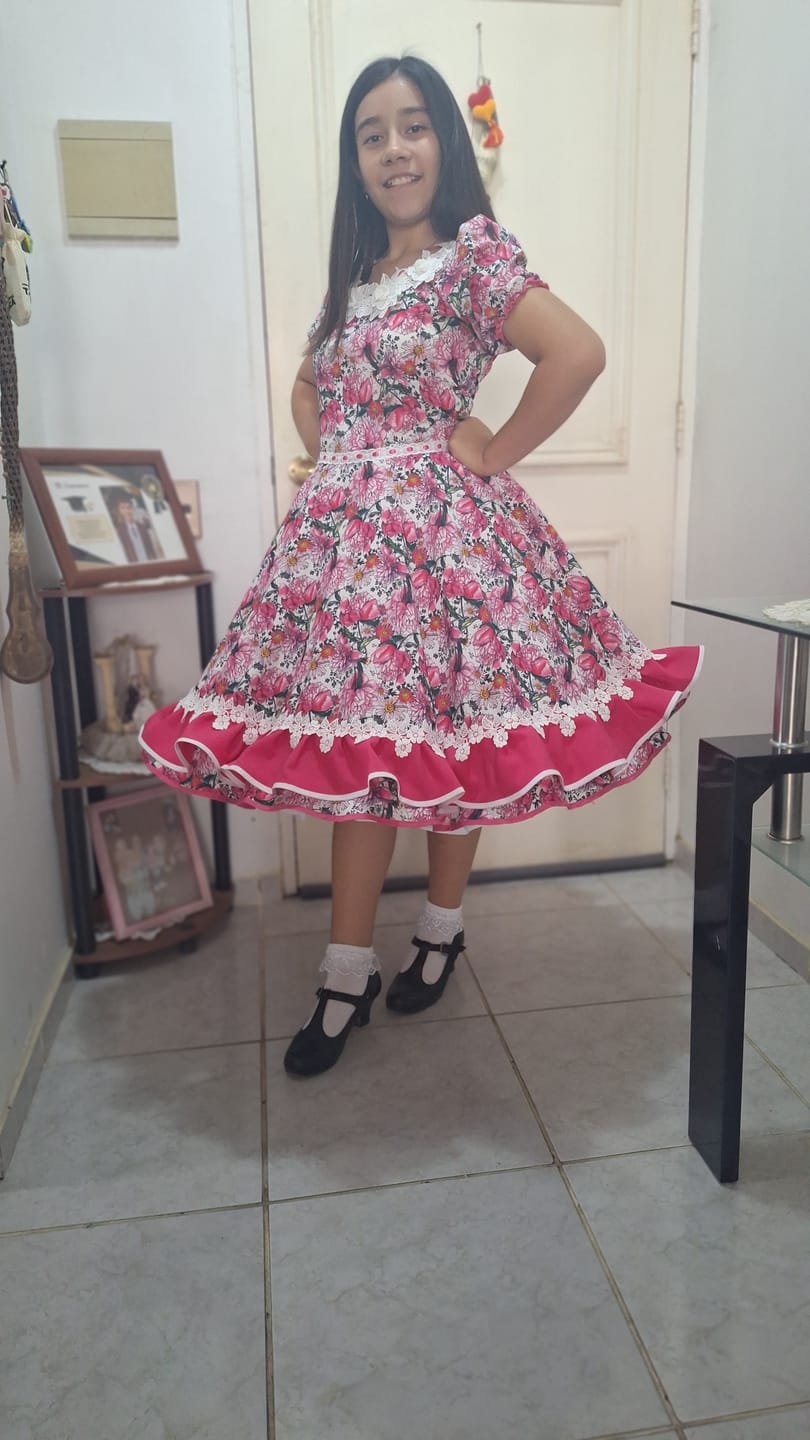 Customer photo review of Vestido de china huasa floral sarga fucsia , macrame BLANCO