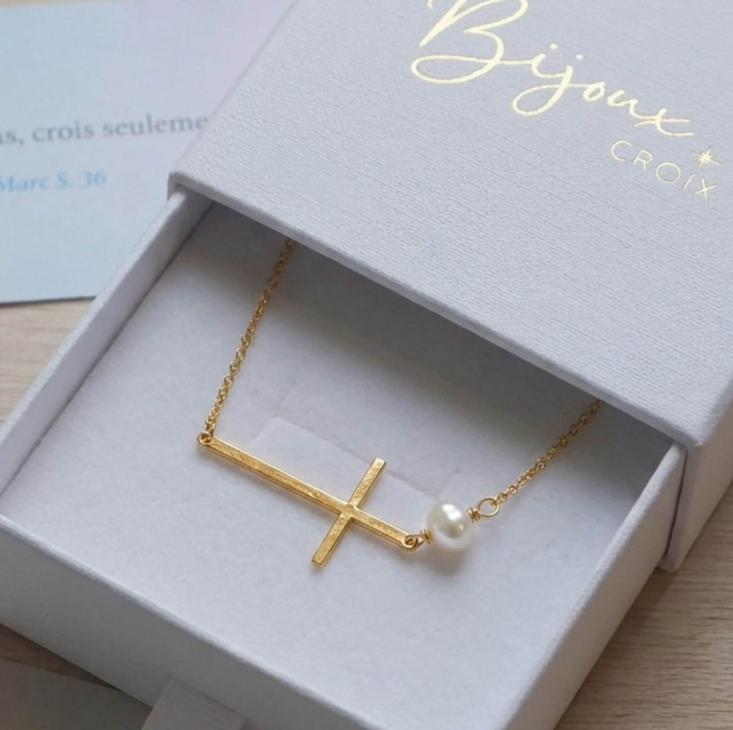 Customer photo review of Collier Croix Horizontale -Argent Plaqué Or, Perle d'eau Douce