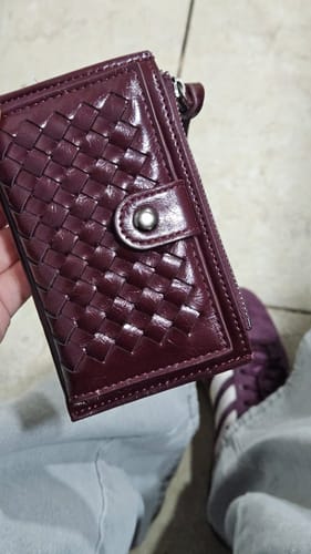 Reseña con foto de un cliente sobre Billetera Tejido Botón Woman