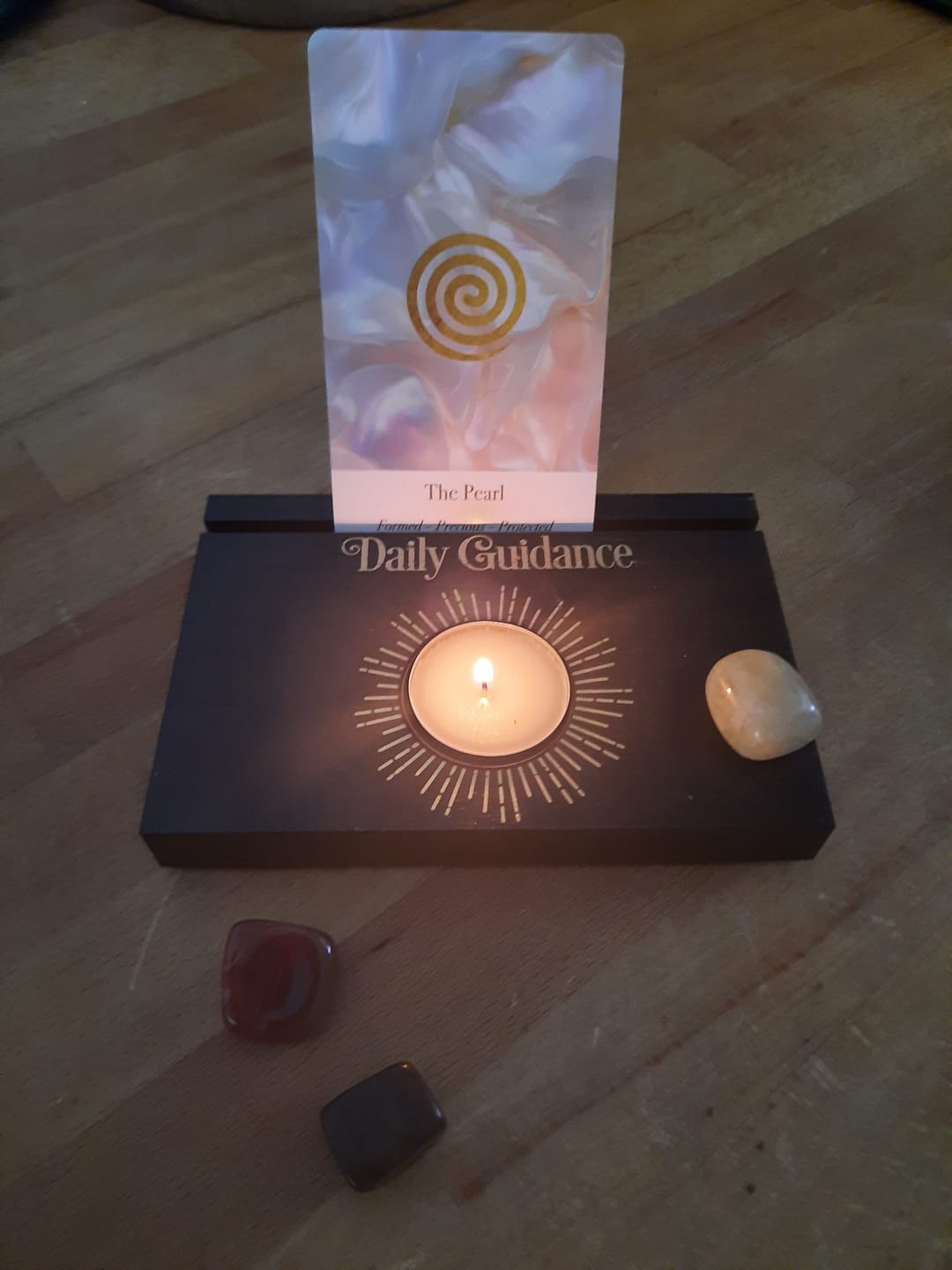 Customer photo review of Daily Guidance Kartenständer - Witchy Tarot / Orakel Kartenständer mit Teelichthalter