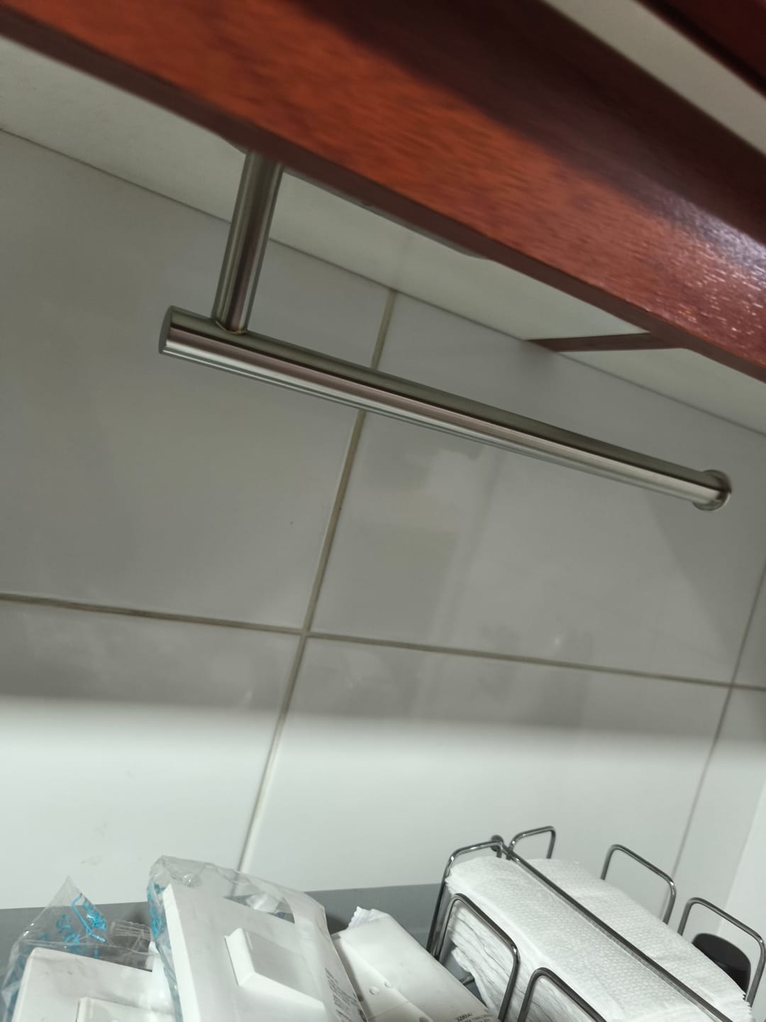Customer photo review of Portarollos Toalla De Papel Nova De Acero Inox Autoadhesivo