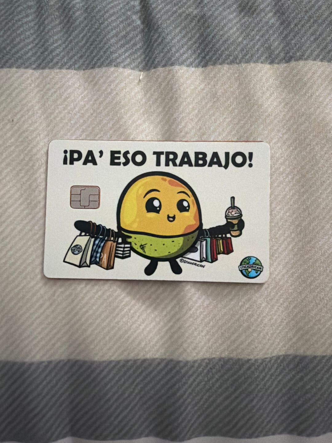 Customer photo review of Pa’ Eso Trabajo - Sticker para Tarjeta de Crédito