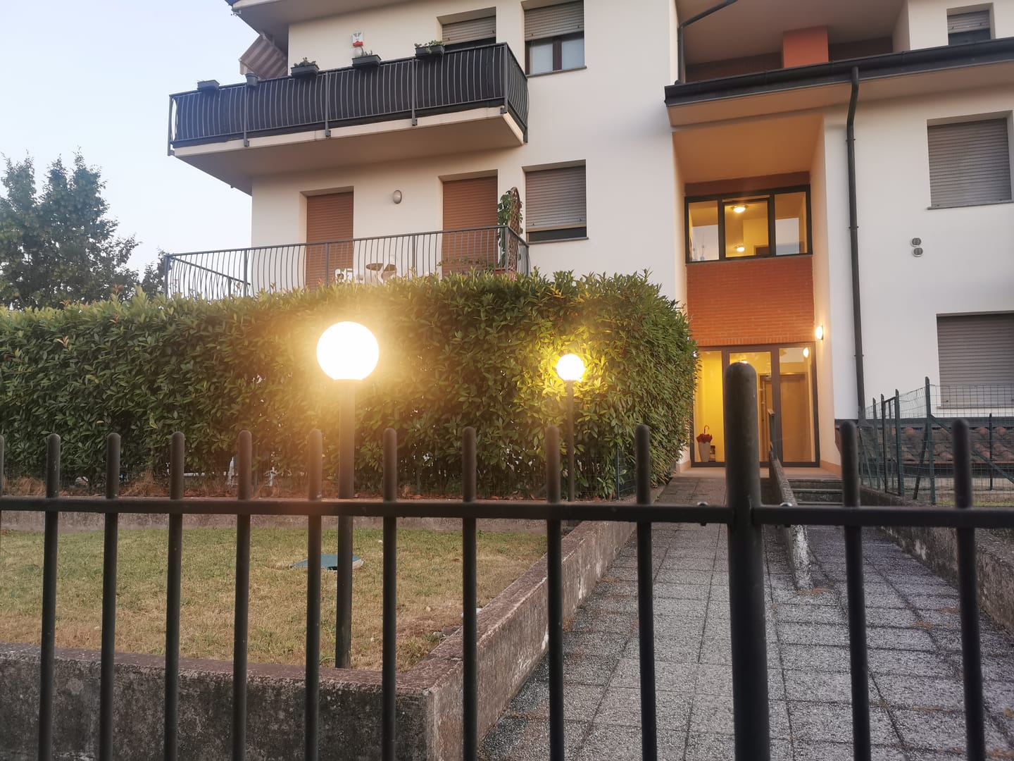 Customer photo review of OSRAM LED Base Lampe Classic (ex 60W) 7W / 2700K 5er Pack E27 , Warmweiß