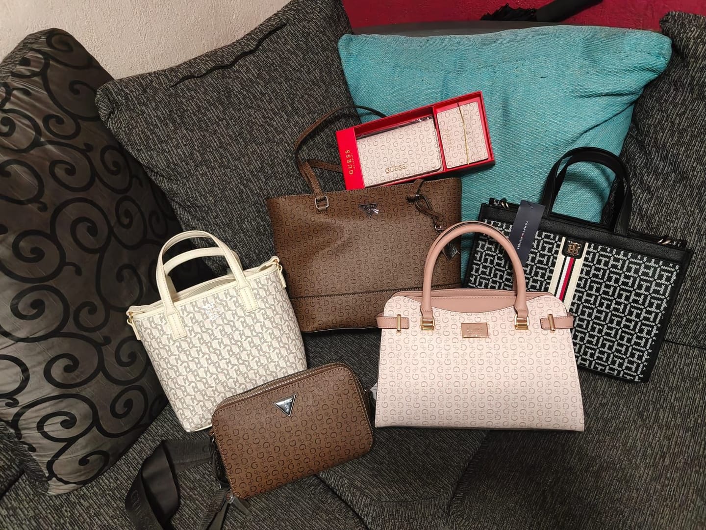Customer photo review of Bolsa Tommy Hilfiger Tote Crossbody Azul