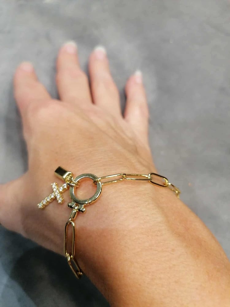 Customer photo review of Pulseira Cruz com Pedra do Mês