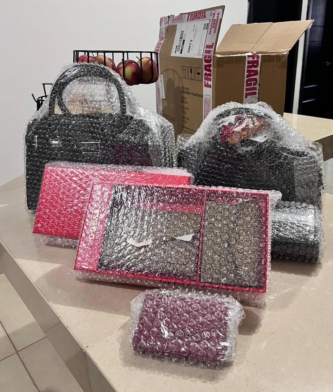 Customer photo review of Cartera Guess Café con Caja de Regalo