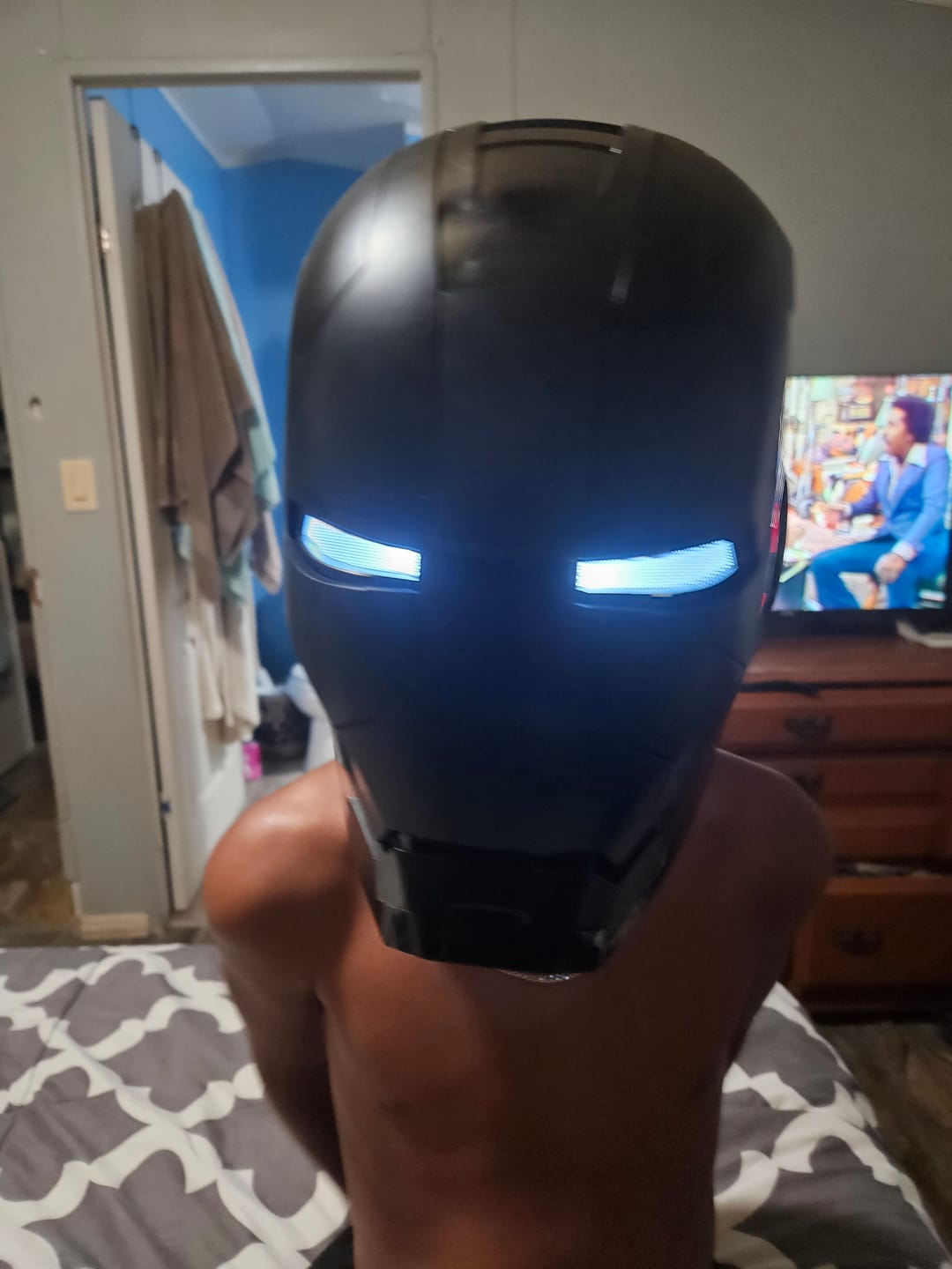 Customer photo review of ironman MK5 Black Edition Helmet | 1:1 Wearable Collectible with Voice | Touch & Remote Control, LED Eyes & Realistic Sound Effects – Cosplay & Display Prop Gift for Adults and Teens