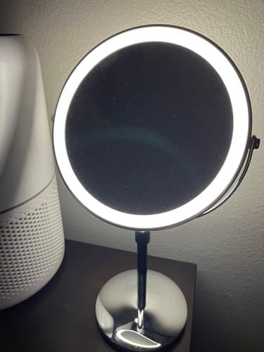 Customer photo review of LumiGlow Pro intelligent sminkespeil med justerbart LED-lys og 10x forstørrelse
