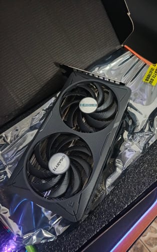 Customer photo review of Tarjeta Gráfica GIGABYTE NVIDIA GeForce RTX 5060 EAGLE OC - 8GB GDDR7  - HDMI/DisplayPort - PCIe 5.0 - GV-N5060EGLE OC-8GD