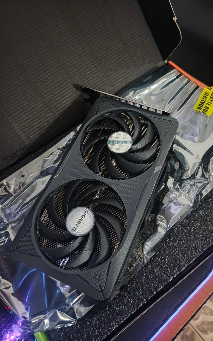 Customer photo review of Tarjeta Gráfica GIGABYTE NVIDIA GeForce RTX 5060 EAGLE OC - 8GB GDDR7  - HDMI/DisplayPort - PCIe 5.0 - GV-N5060EGLE OC-8GD