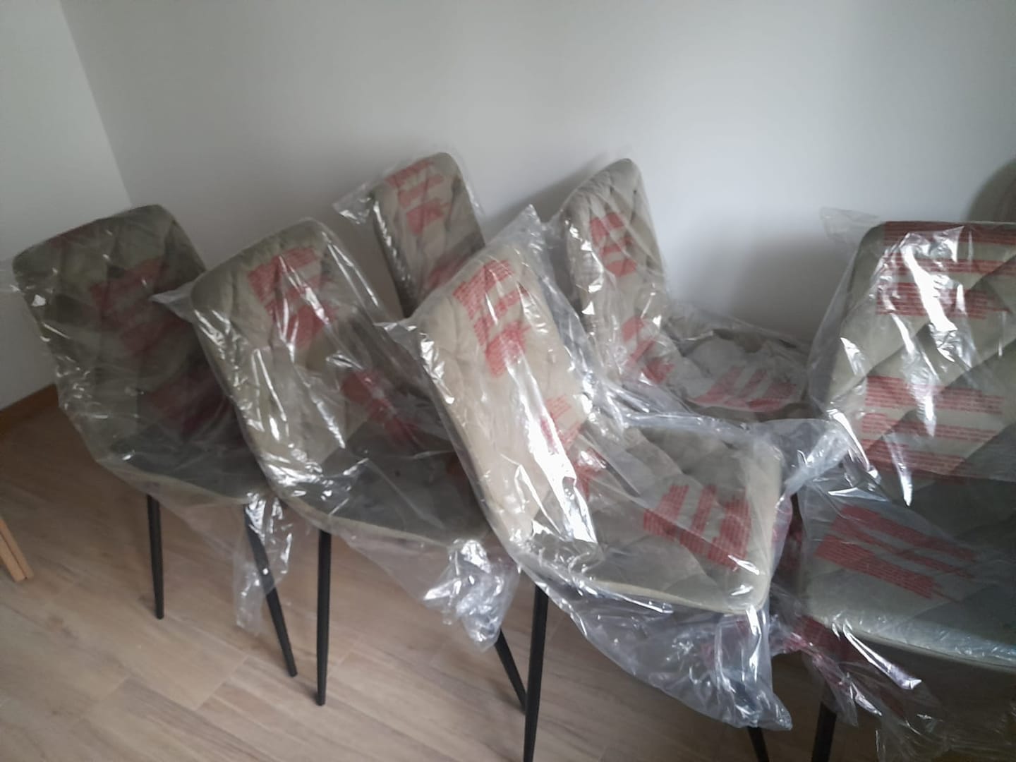 Customer photo review of Scaun JERRY, verde maslin/negru, stofa catifelata/metal, 45x39x91 cm