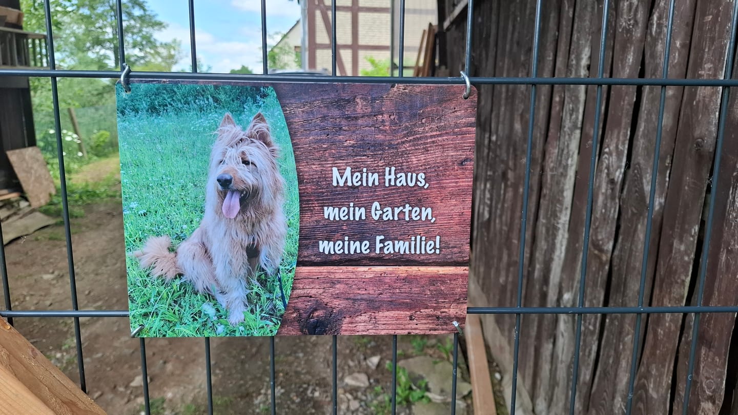 Customer photo review of Hunde-Türschild personalisiert mit Foto & Text (UV- und wetterfest)