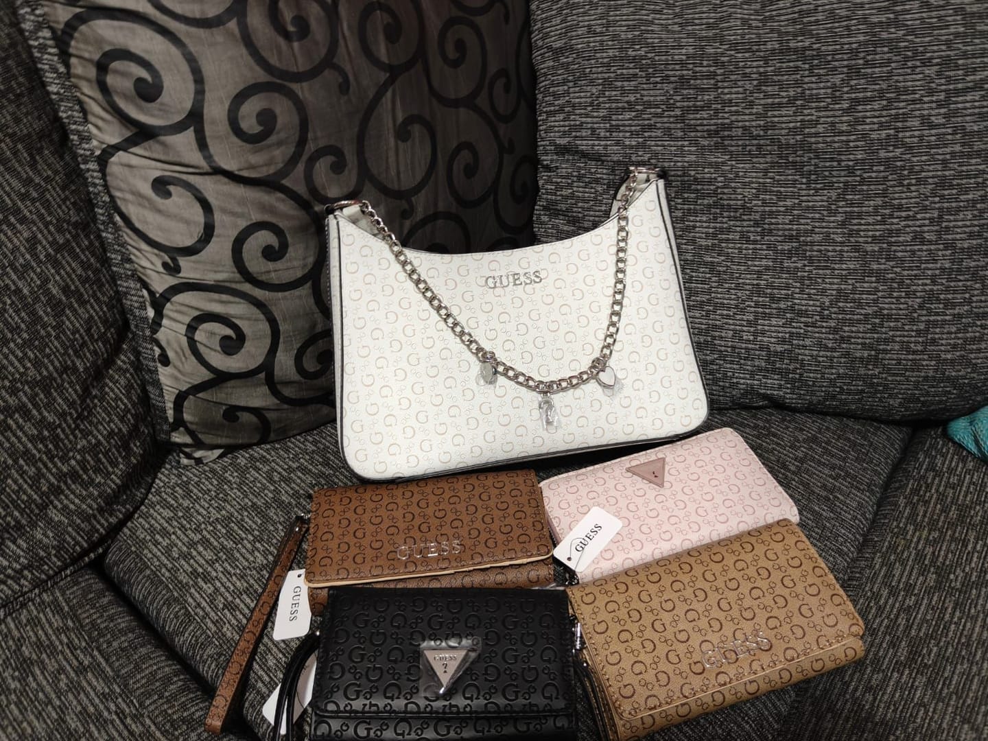 Customer photo review of Cartera Guess Negra Monograma