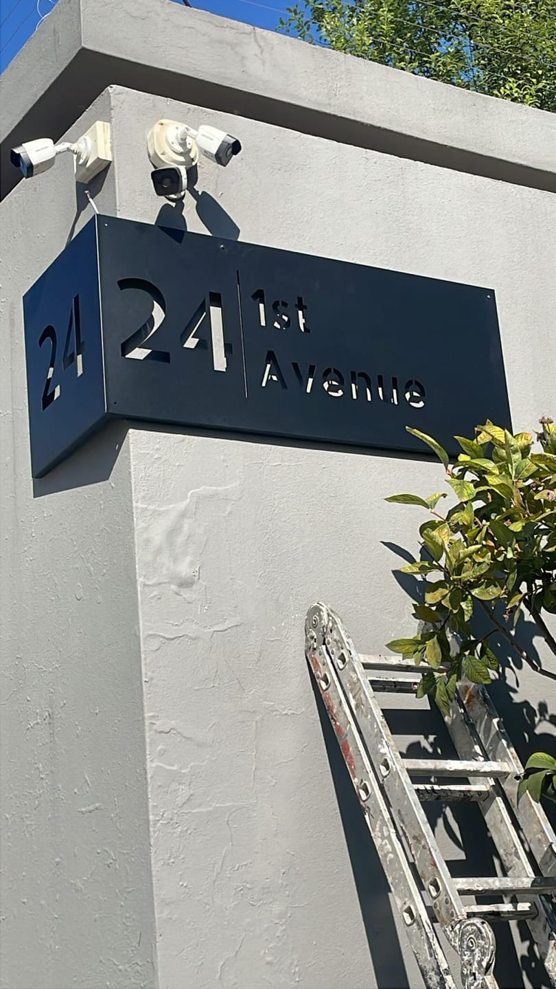Customer photo review of VERTICAL LEAF PATTERN HOUSE NUMBER METAL WALL ART