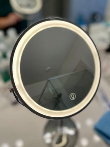 Customer photo review of LumiGlow Pro intelligent sminkespeil med justerbart LED-lys og 10x forstørrelse