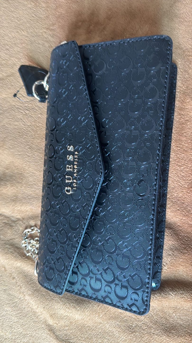 Customer photo review of Monedero Guess Negro Placa Dorada
