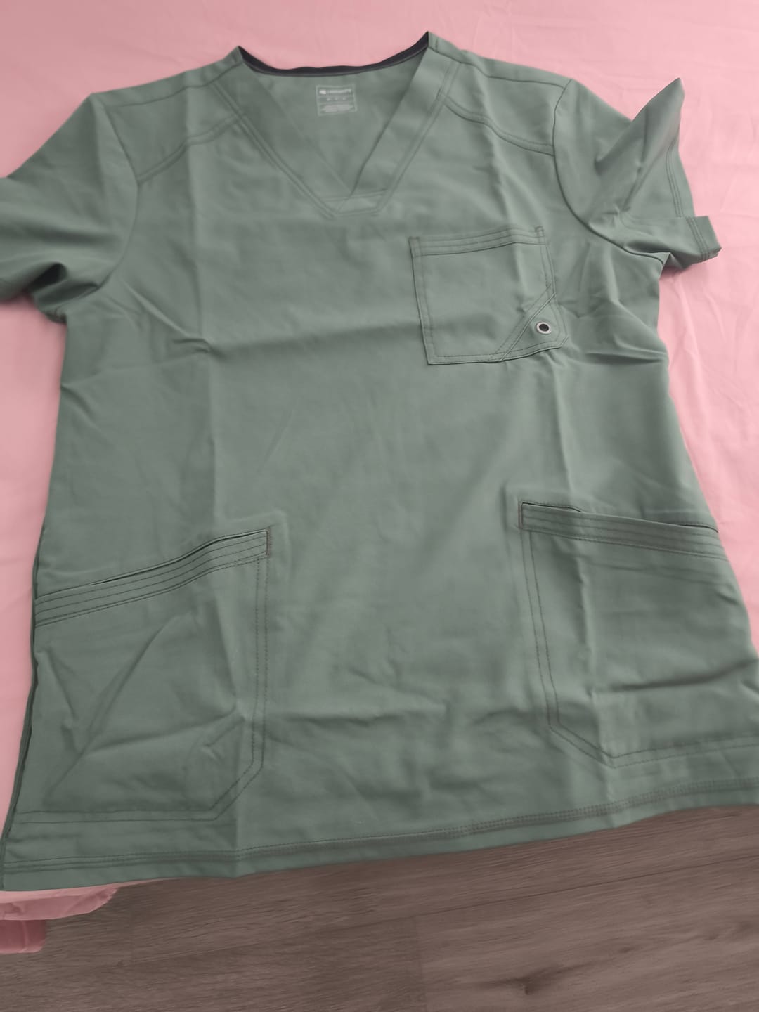 Customer photo review of Cherokee Infinity CK900A Top Clínico Hombre Liso
