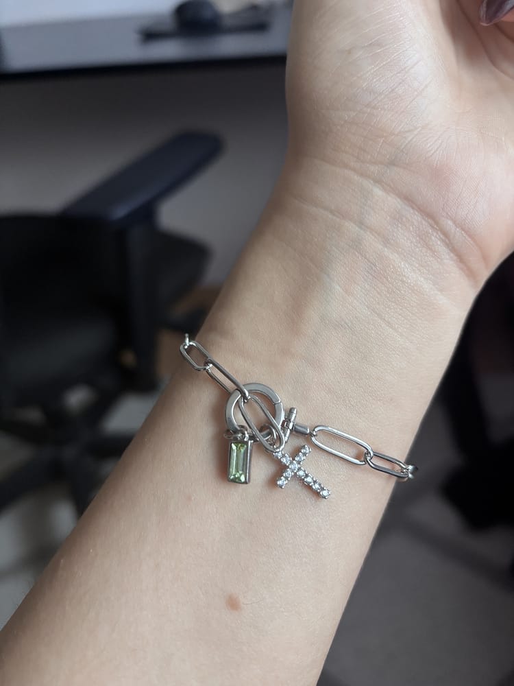 Customer photo review of Pulseira Cruz com Pedra do Mês