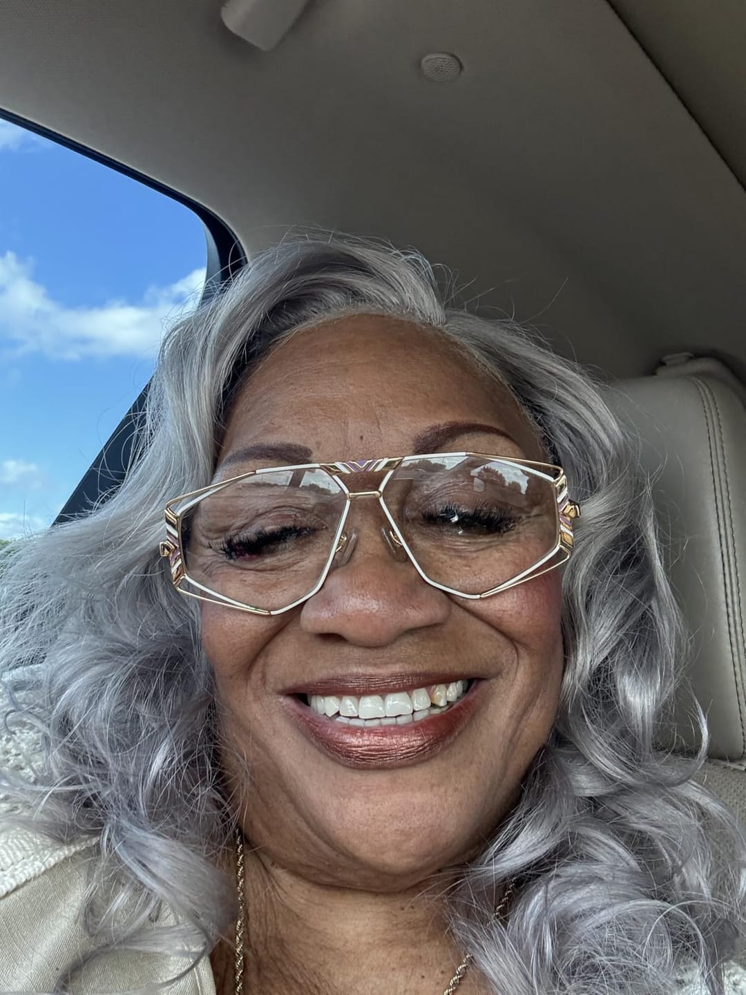 Customer photo review of Luvwin Ready To Go Custom Layerd Wavy Cut With Bangs Salt and Pepper 13x4 Frontal Glueless Wig