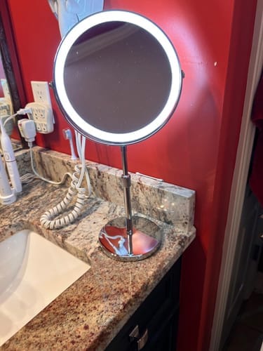Customer photo review of LumiGlow Pro intelligent sminkespeil med justerbart LED-lys og 10x forstørrelse