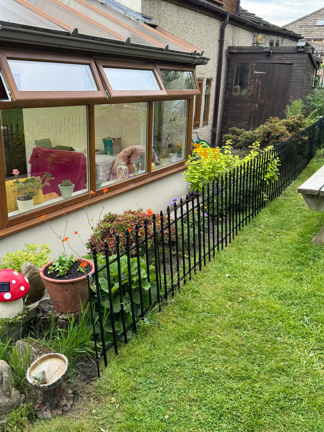 Customer photo review of Thealyn Metal Garden Fence, No-Dig Dog & Flower Bed Fence